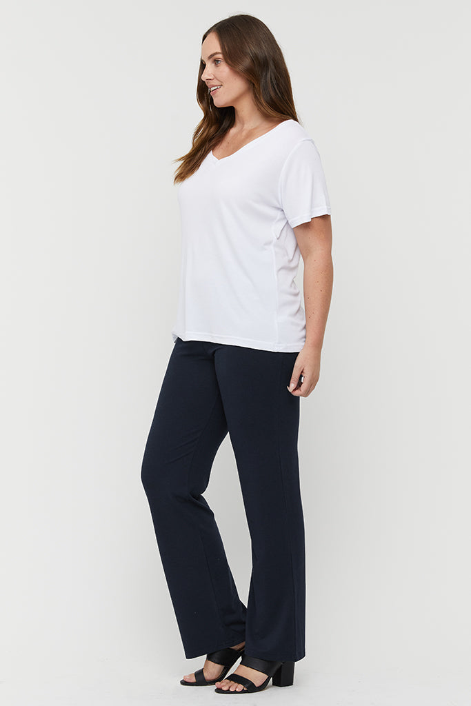 Versatile navy trousers in bamboo fabric for a relaxed capsule wardrobe