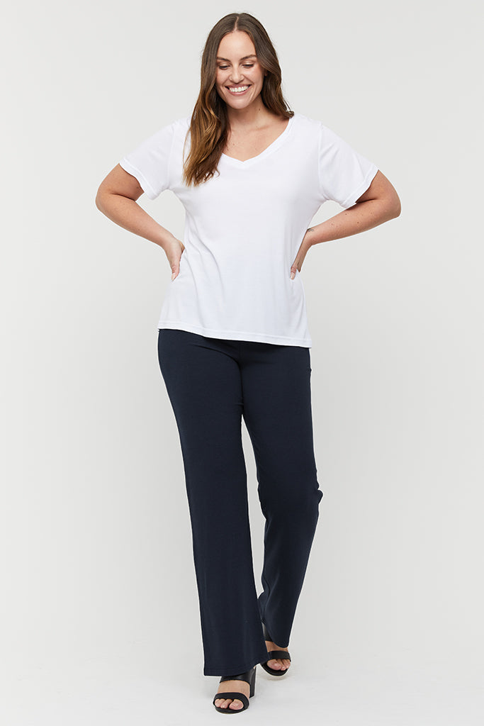 Versatile navy trousers in bamboo fabric for a relaxed capsule wardrobe