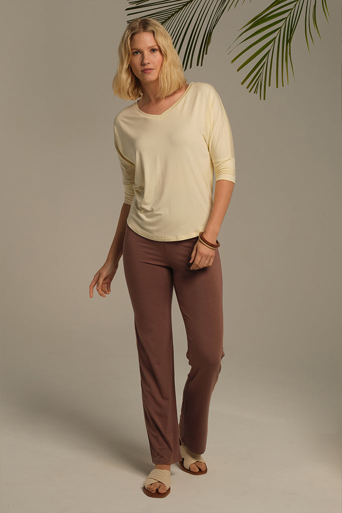 High-waisted bamboo pants in mousse shade, ideal for yoga, travel or everyday wear