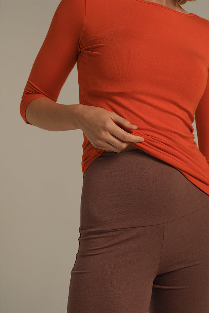detailed view of the wide and smooth fold-over waistband of the essential pants in moccha mousse colour