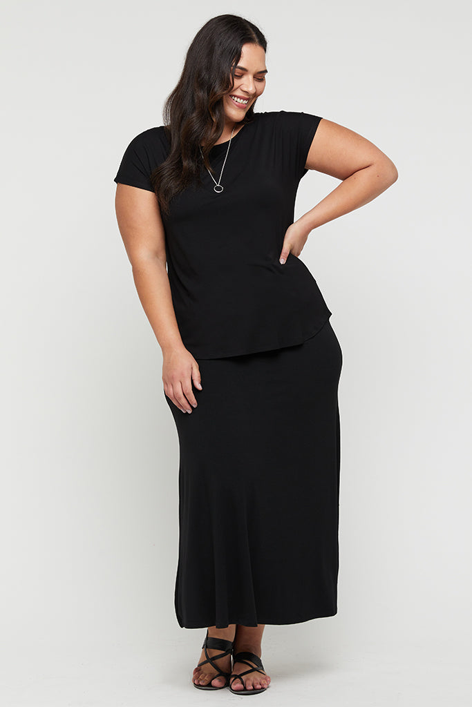 curve long black skirt