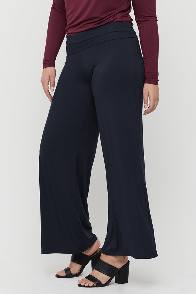 detailed view of the wide-leg pants in dark navy colour with wide foldable waistband