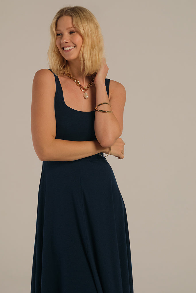 Bamboo midi dress with square neckline in dark navy.
