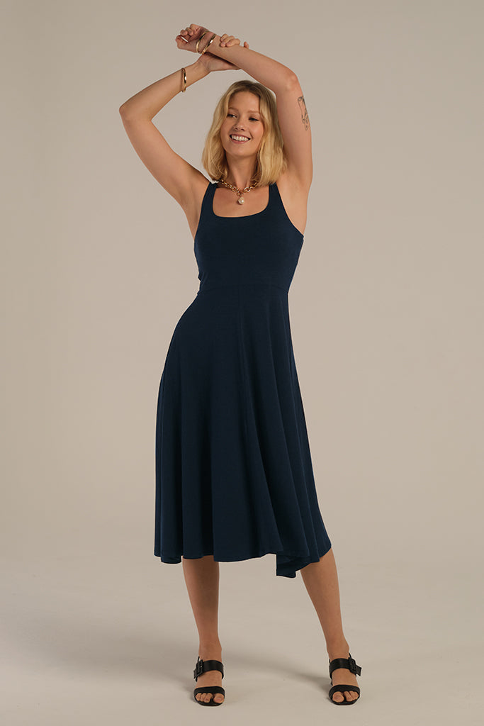 Sleeveless midi dress in dark navy.