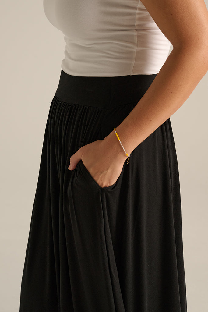 Bamboo skirt with side pockets and elasticated waistband