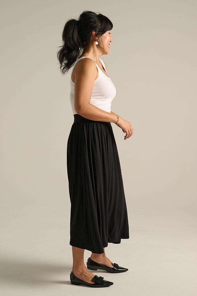 elegant bamboo skirt in midi length in black colour