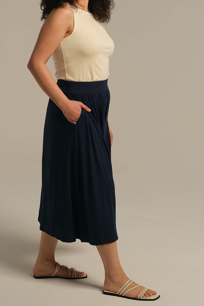 navy skirt in midi length with side pockets and elasticated waistband