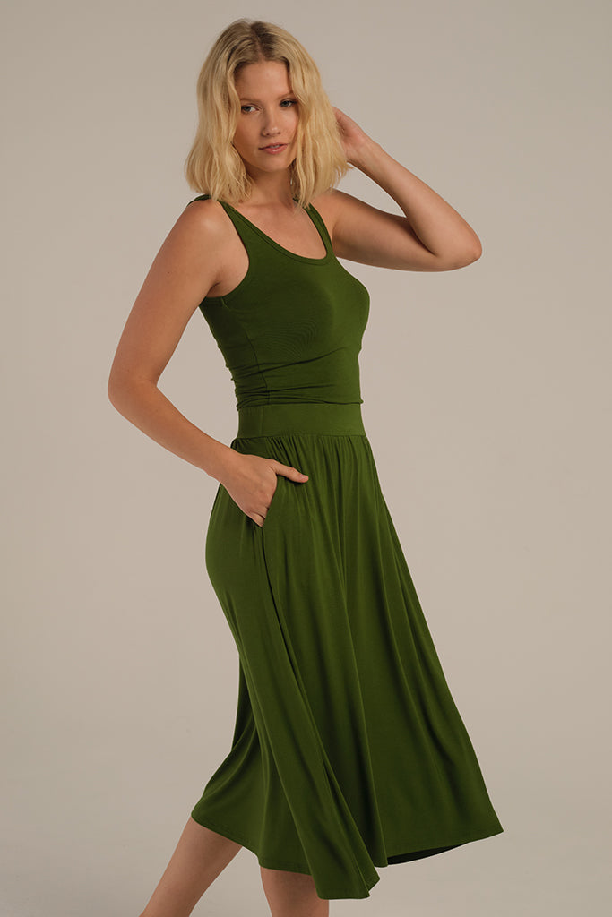 flowy green skirt with side pockets in midi length