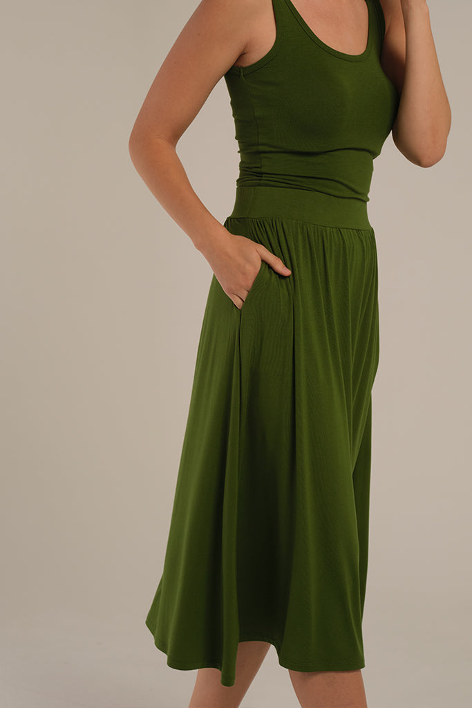 feminine midi skirt with side pockets and pleats in soft bamboo fabric