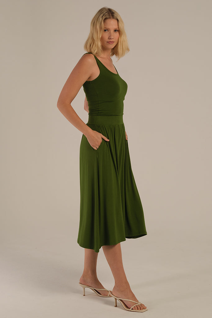 feminite midi skirt with side pockets in rich green colour
