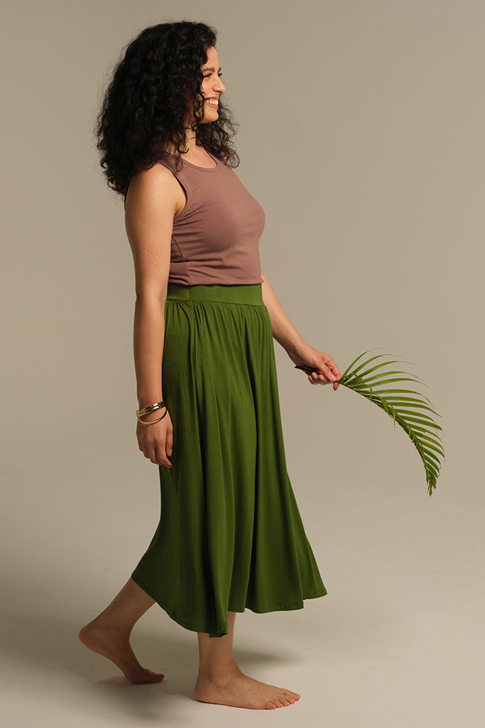 midi skirt with elasticated waistband in rich green clolourway