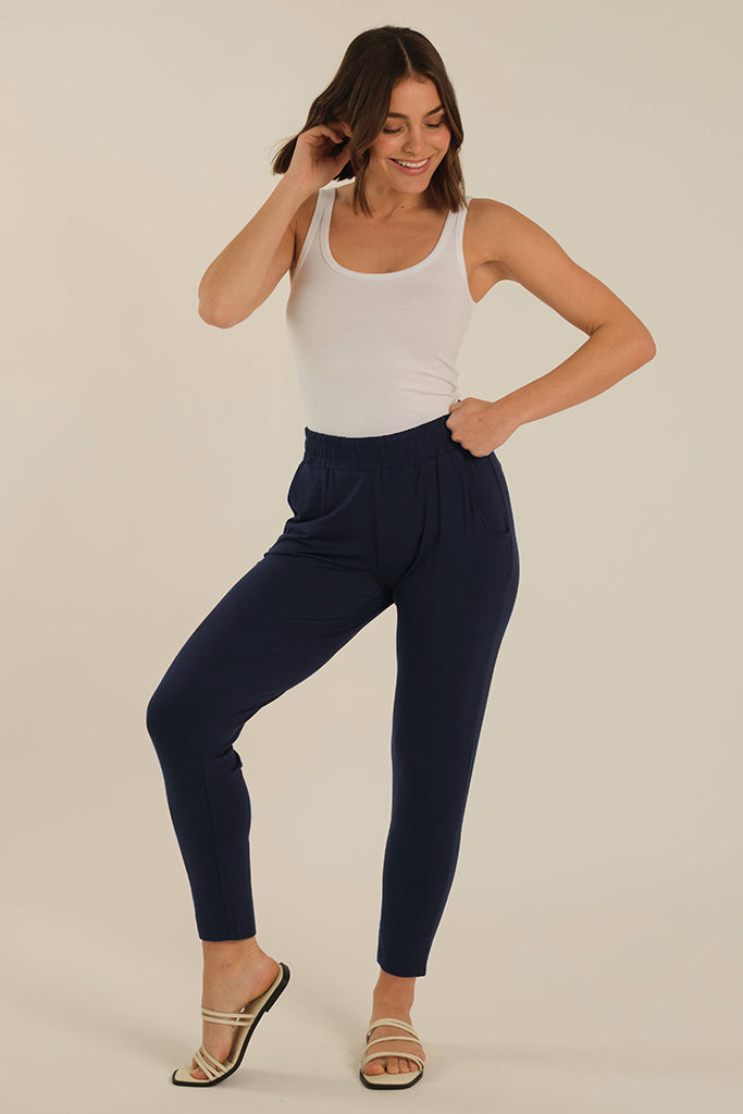 peggy pants in dark navy made of bamboo fabric in dark navy colourway