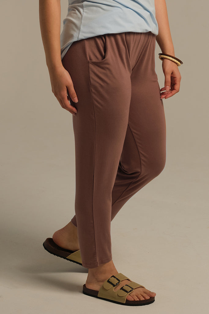 side view of the peggy pants with side pockets in light brown colour