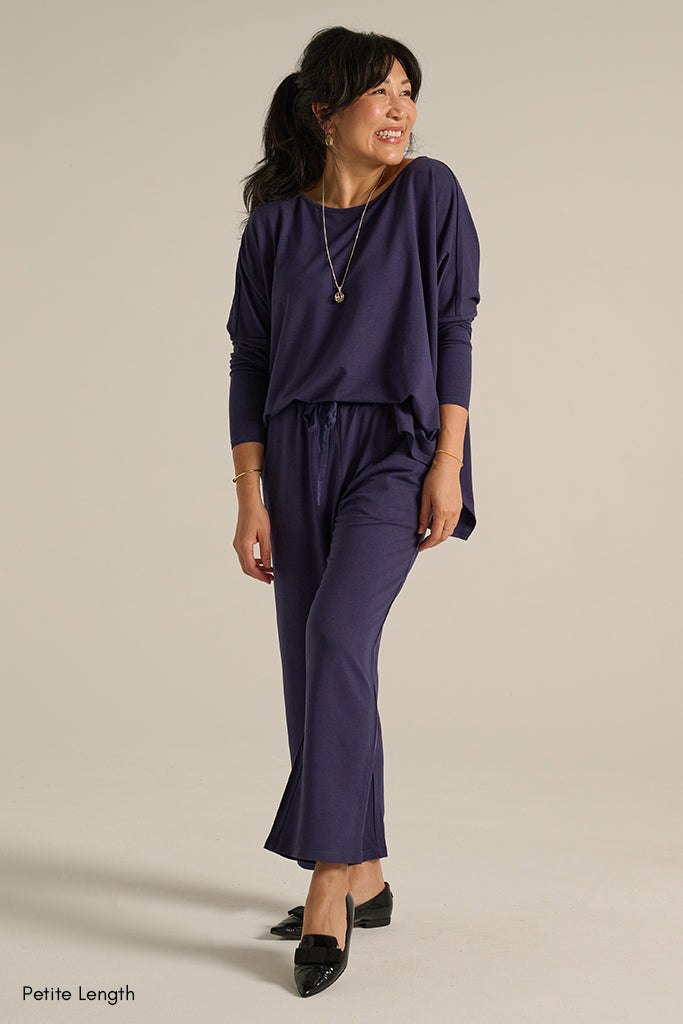 Cropped indigo pants with drawstrings and pockets