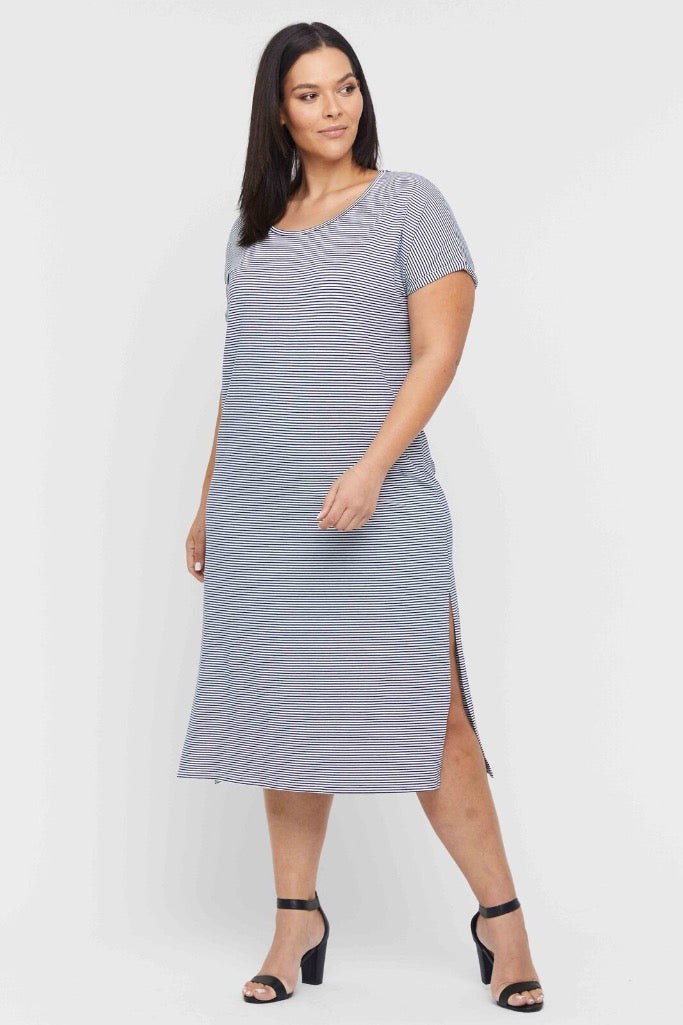 Relaxed-fit striped maxi dress with short sleeves and scoop neckline for plus size