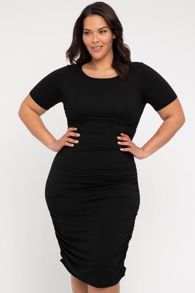 Timeless black plus size short‑sleeve dress with figure‑skimming ruched sides