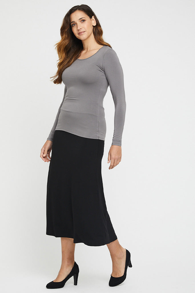 modes office outfit with long black skirt