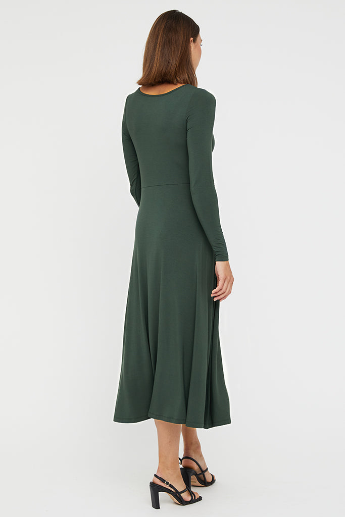 Comfortable green midi dress made out of bamboo.