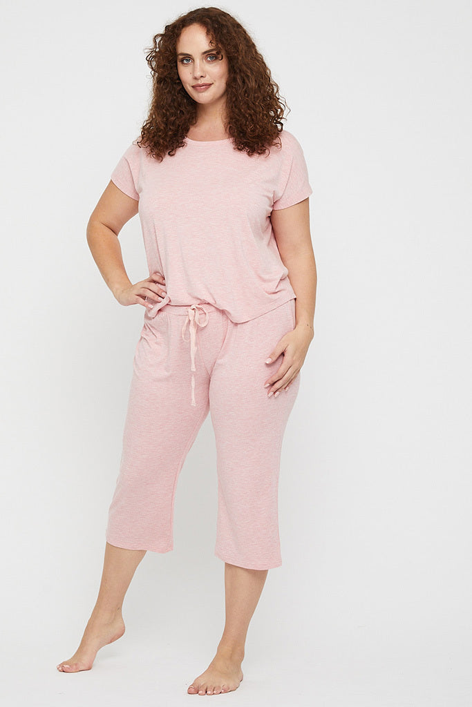 Front view of curvy model wearing lightweight and breathable 3/4 pyjama pant in rose pink marle.